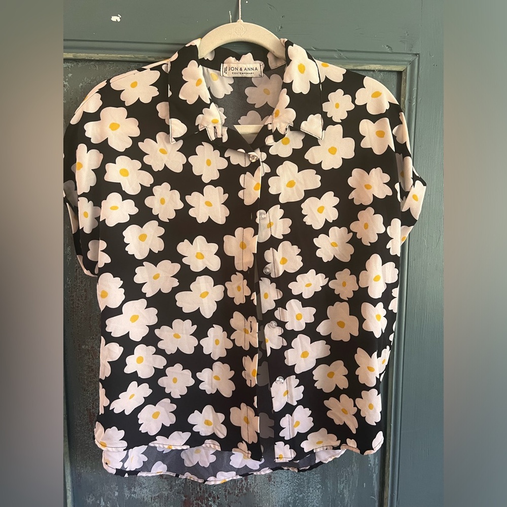 Daisy button down short sleeve blouse large black and white